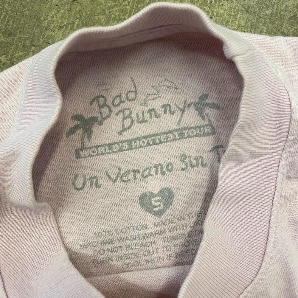 Bad Bunny Un Verano Sin Ti 2002 World's Hottest Tour Music T-Shirt Pink S - Picture 5 of 7